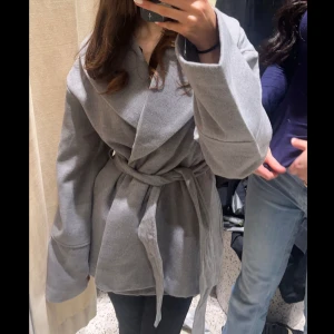 Kappa - Säljer denna jättefina kappa ifrån bik bok, köpte en mörkare grå än den jag hade på bilden och den kommer i bra skick💕