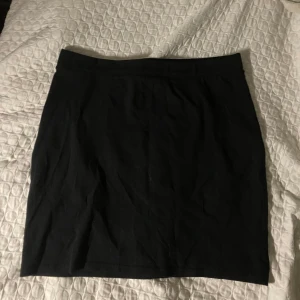 Svart lågmidjad kjol - Svart vanlig kjol i storlek M. Tycärr är tvättlapparna bortklippta så jag minns inte vart jag köpte den ifrån men annars är den bra skick💕 