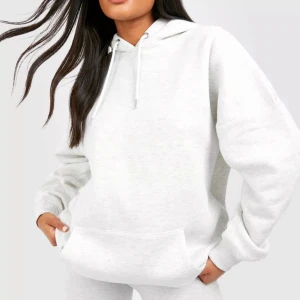 Hoodie  - Grå hoddie från Boohoo. Helt oanvänd hoodie, lappen är kvar. 