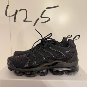 Nike vapormax plus - NIKE VAPORMAX PLUS sköna skor som du kan ha till gymmet, eller bara casual med jeans eller baggy outfit. Passar allt. Fyllda med air funktionen för bästa känslan i foten. Nypris: 2599 :- [SKORNA ÄR HELT NYA] 