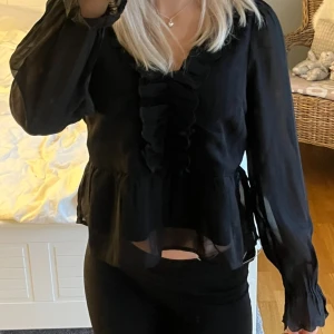 Blus - Säljer denna svarta blus ifrån veromoda i storlek xxs men skulle säga att den är som xs eller s. Köpte den av en tjej på plick för 350kr och säljer för 250kr💕