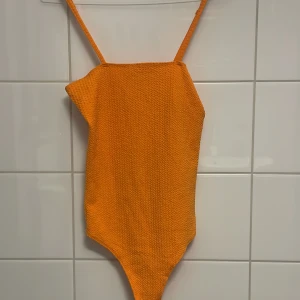 Kläder - Orange ribbad body storlek xs 