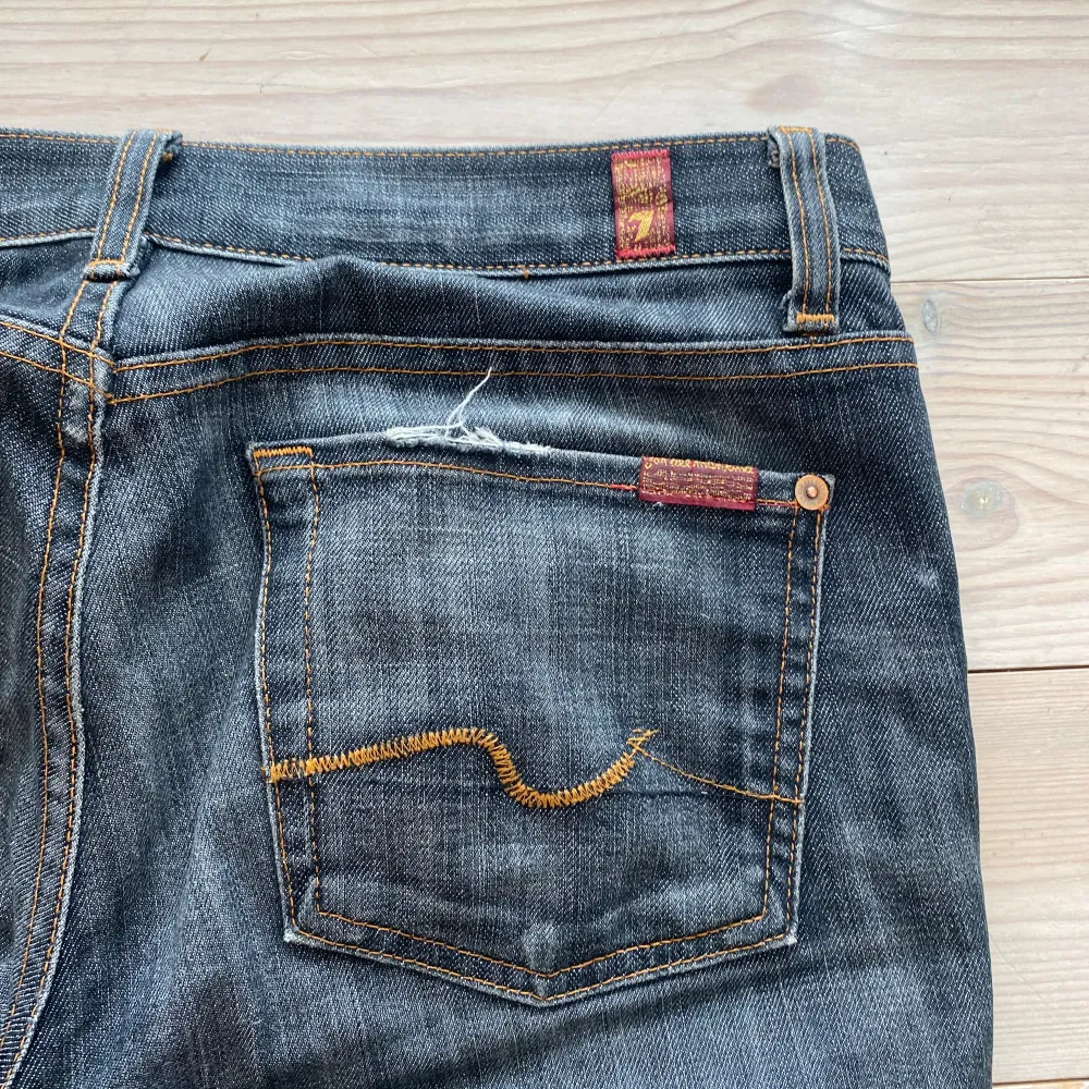 supersnygga lågmidjade jeans från 7 for all mankind köpta secondhand🙌🙌 Bra skick förutom ett litet hål mellan benen går att laga. jag är 170 för referens kom privat för mått🤗 ❗️kolla min profil har lagt upp flera jeans!!❗️. Jeans & Byxor.