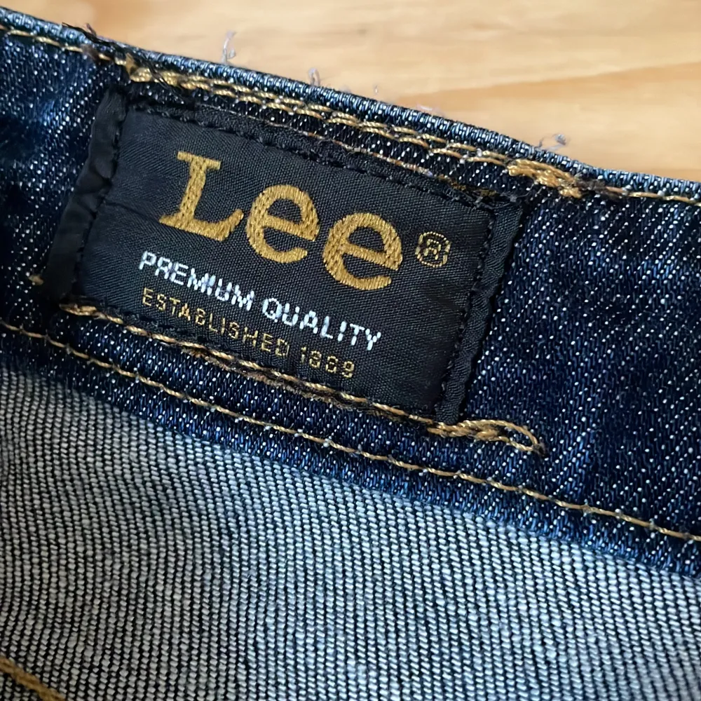 Super fina lågmidjade jeans frå Lee. Säljer på grund av att dom är för stor för mig i midjan 😊. Jeans & Byxor.
