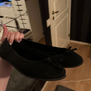 Ballerina skor - Super fina ballerina skor från Din Sko, köpta på sellpy men tyvärr för stora. Storlek 38 men skulle säga att de passar 38,5/39