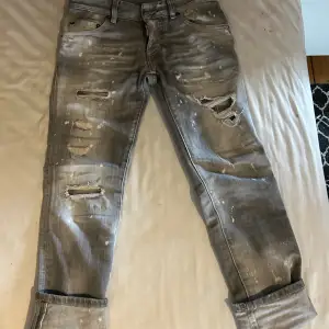 Intresskoll på mina äkta Dsquared jeans. Dom är äkta bara testade. Storlek 12Y / 152 cm