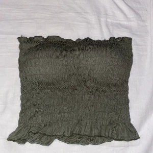 Topp - Grön topp🤩💚 Passar de flesta storlekarna då den är väldigt stretchig! Detaljer: band som man kan ta av, BH kuddar( som man kan ta av )  Bra skick, aldrig använd bara testat