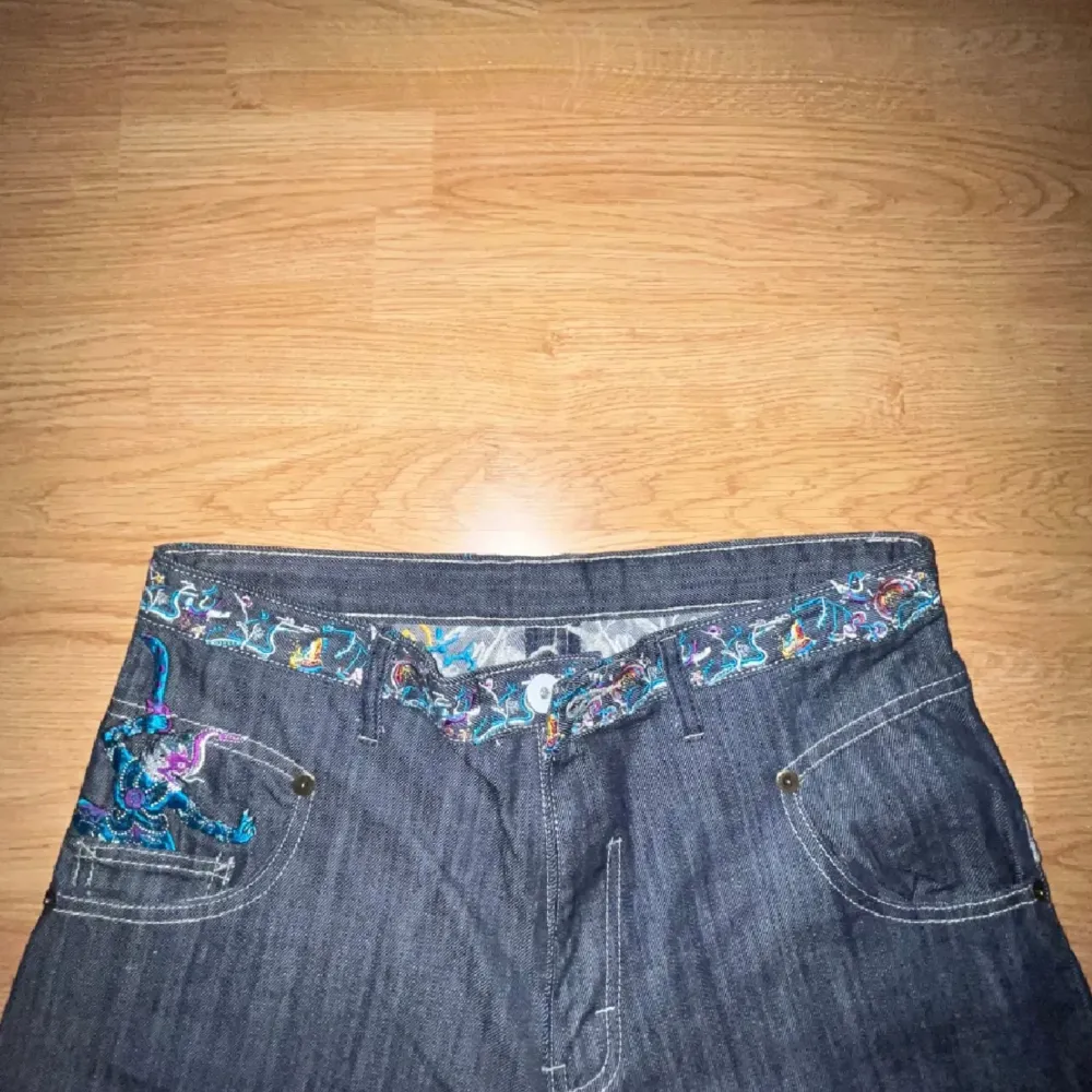 Säljer mina artful dodger jeans som är använda 2 gånger storlek 34x32 lite mer straight passform . Jeans & Byxor.