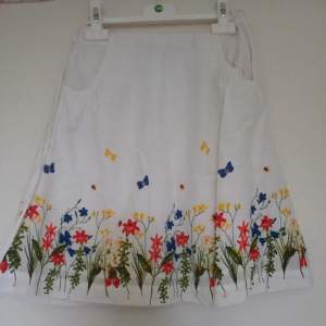 Fin vit kjol med sommarmönster från Åhléns. Kjolen har fickor och och en tunn innerkjol. Fint skicka säljer pga att den är för liten. 100% bomull. Köparen står för frakten. Vid köp använd knappen köp nu✨️💕