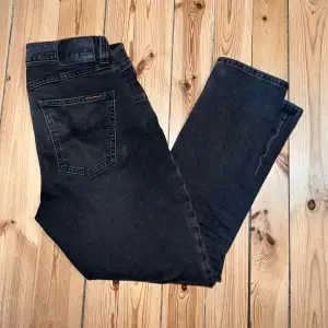 Ett par feta Nudie jeans i en stilren colorway som passar till allt🖤 Modellen är Lean Dean och är slim fit. Storlek: 28/29 Skick: 8/10 Nypris: 1500kr