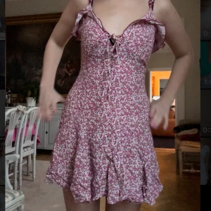 SOMMARKLÄNNING - Så söt blommig sommarklänning !!