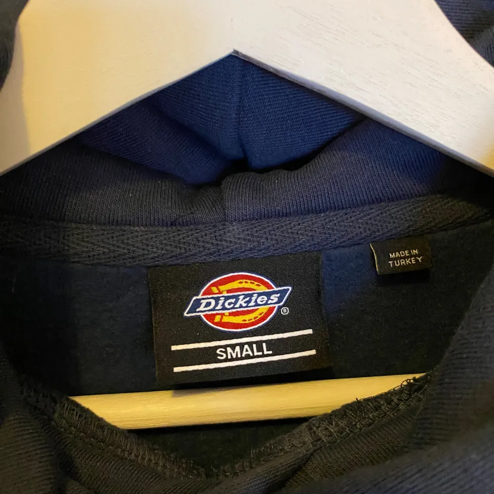 Oanvänd croppad Dickies hoodie, mörkblå. Liten i storleken, skulle säga att det mer är en XS. Skriv om du har någon fråga 💞. Hoodies.