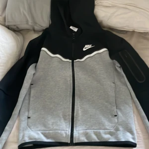 Nike tech  - En svart och grå Nike tech i storlek 12 y men det är min gamla