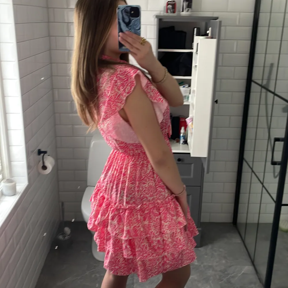VID INTRESSE SKRIV!!❤️Jag säljer min rosa klänning i strl S pågrund av att färgen inte riktigt passar mig❤️ den är använd runt 2 gånger och har ett stretchigt men osynligt resårband vid magen då den passar olika storlekar❤️ . Klänningar.