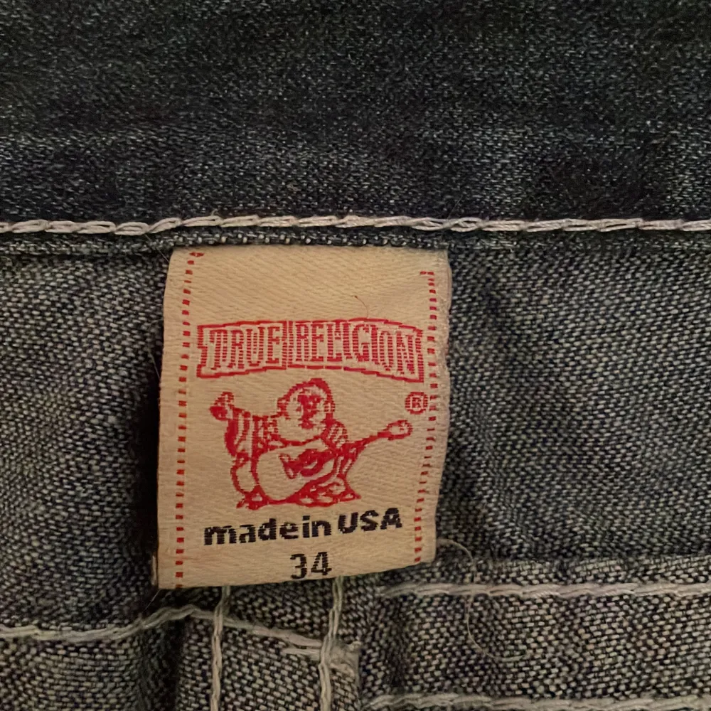 Fet true religion jeans, rak passform men sitter baggy enda defkten är en knapp som saknas annars nyskick riktigt grisch. Jeans & Byxor.