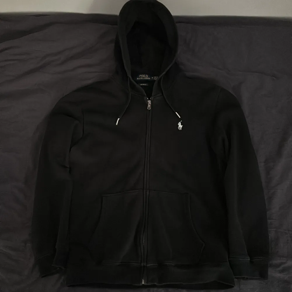 Säljer nu min eftertraktade svarta ralph lauren zip hoodie ifrån den äldre kollektionen i felfritt skick. Nypris ligger uppåt 1500. Säljes då den ej används längre!. Hoodies.