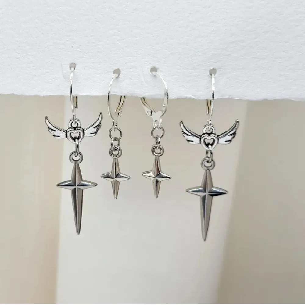 Handgjorda örhängen ● Material- metal ●Örhängeskrokar - rostfritt stål ●Längd -5 och 2,5cm .. Accessoarer.