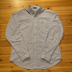 Ralph Lauren skjorta - En mycket fin ljusblå skjorta från Ralph lauren i mycket bra skick. Storlek 12 vilket motsvarar M.