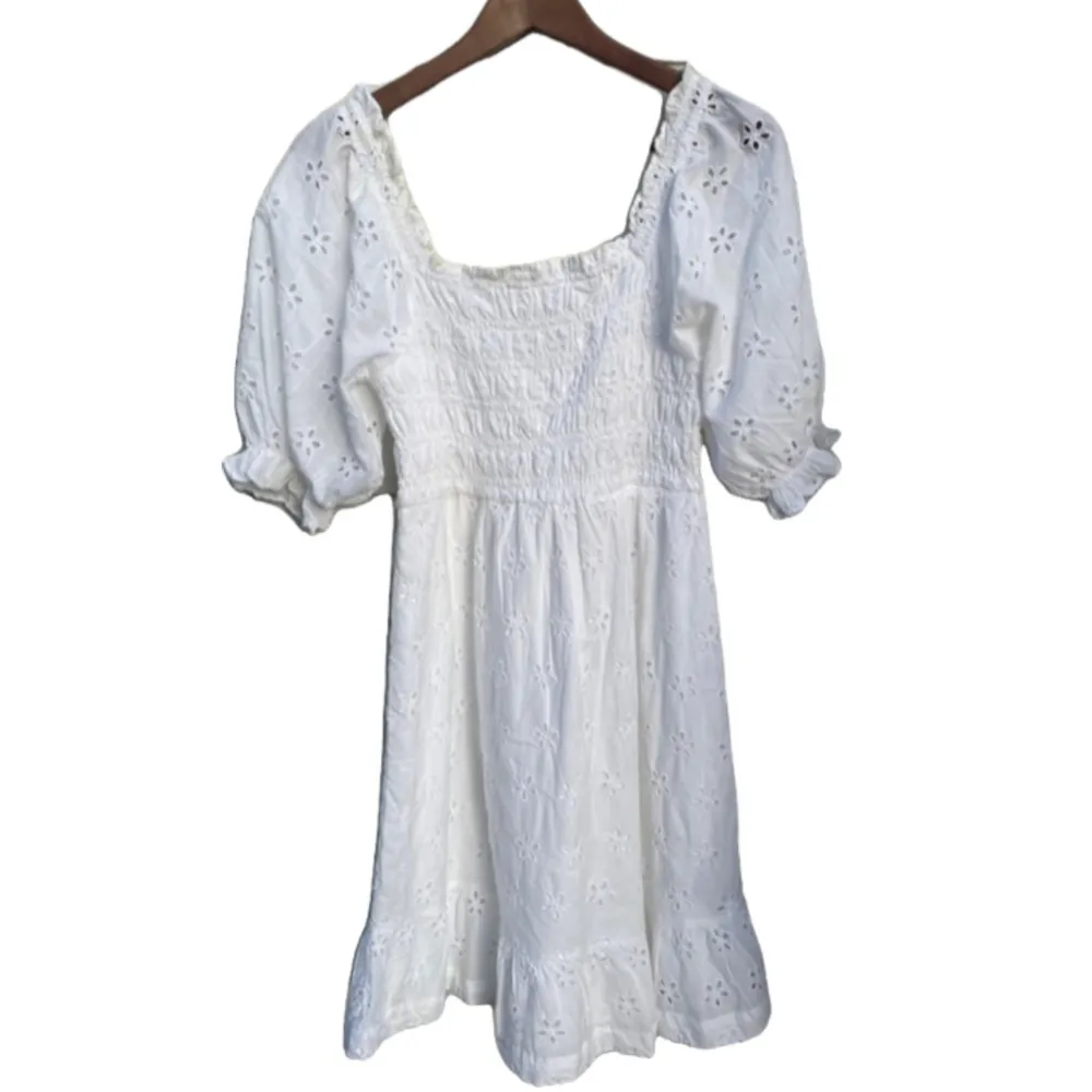superfin vit blommig klänning som passar till skolavslutningen eller studenten 💕. Klänningar.