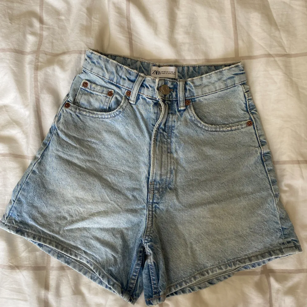 Skitsnygga jeansshorts ifrån zara som tyvärr är för små på mig💓. Shorts.