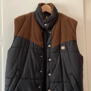 Väst - Riktigt snygg väst från Marwin i stl M! 