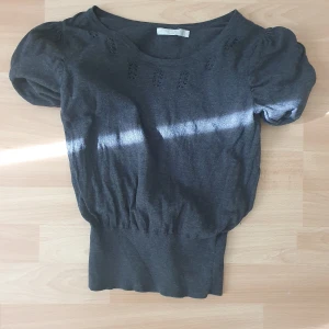 Stickad t shirt - Grå stickad t shirt från wera! Jättegullig som går in vid midjan och med detaljerad "krage" 😊 