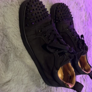 Christian Louboutin - Ett par väldigt slitna loubs! En eller två tvättar kan nog behövas. Dom är äkta påstår kilen jag köpte dom av. 