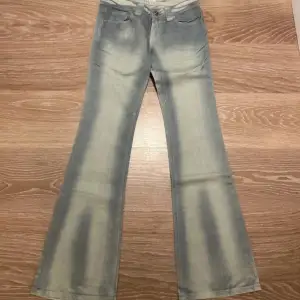 Ljusblå-grå utsvängda jeans med låg midja. I perfekt skick! 💕 Midjan är ca 2x39 cm Längd 102cm  