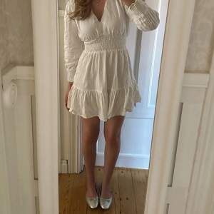 Jättefin vit klänning från Zara! Perfekt som studenklänning🤍 Mycket bra skick, passar mig som vanligtvis har S