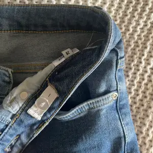 Jättefina bootcut jeans säljes! De är från kidsbrandstore och har fickor där bak. De är stretchiga och sköna men säljer för de inte kommer till användning. De är använda en gång! 