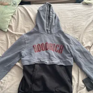 En Hoodrich hoodie i storleken M(vuxen) 