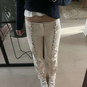 COOLA JEANS H&M - så snygga och coola jeans från H&M med knytdetaljer. storlek 36🤍