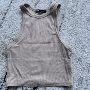 Beige topp - En beige topp/linne från zara som är pergektbtill sommaren. Säljer den dp jag inte använder den så mycket. Den känns som ny❤️❤️