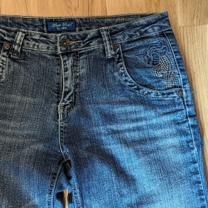 Lågmidjade jeans - Perfekta till sommaren!  Midjemått: 85 cm Innerbensmått: 60 cm Notera att byxorna är av en kortare modell 🥰