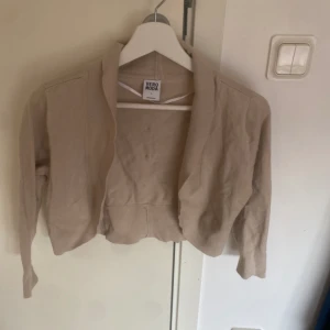 Bolero - Jätte fin bolero med knappar i ryggen