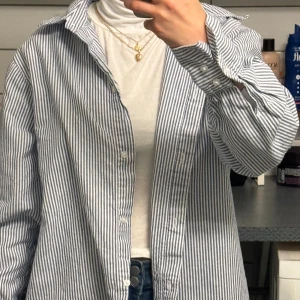 Skjorta  - Från Gina tricot har använt några gånger . Är lite oversized även fast den är xs. Frakten står man själv för.