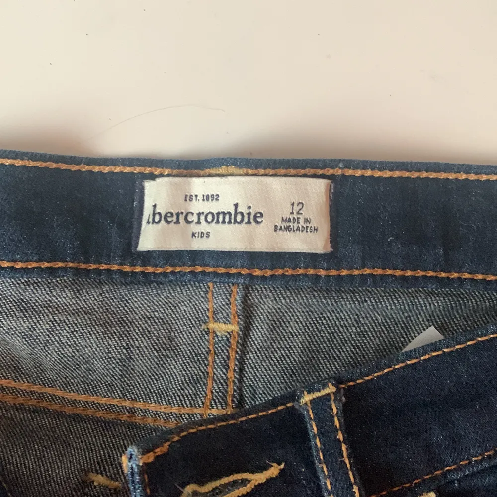 Ett par lågmidjade jätte snygga Jeans shorts från abercrombie som tyvärr har blivit för små. Passar perfekt nu till sommaren. Slutsålt överallt och pris kan diskuteras . Shorts.
