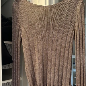 Glitter topp - Glittrig topp från nakd med öppen rygg, använd fåtal gånger💕