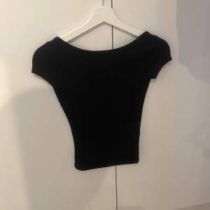 Så fin och skön backless tröja från Gina Tricot, endast använd 2 gånger. 