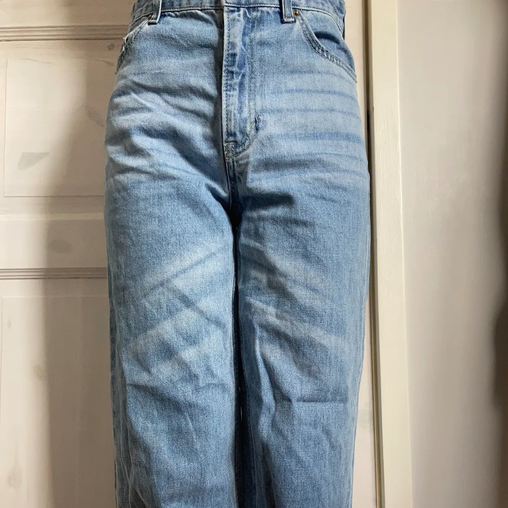 Blå jeans från h&m nästan aldrig använda så dom är som nya de har ett litet hål vid en av backfickorna men det går änkelt att laga och det syns knappt. Jeans & Byxor.