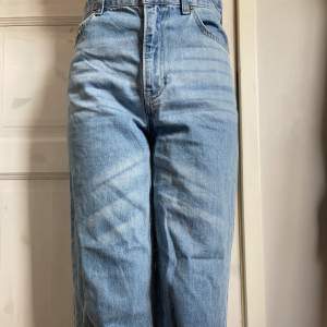 Blå jeans från h&m nästan aldrig använda så dom är som nya de har ett litet hål vid en av backfickorna men det går änkelt att laga och det syns knappt