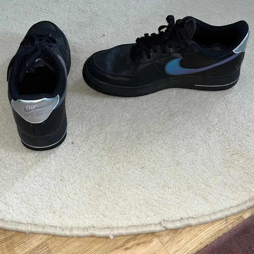 Svarta Nike Air Force 1'07 Sneakers Condition: 7/10 Köpa från zalando och box medföljer. Skor.