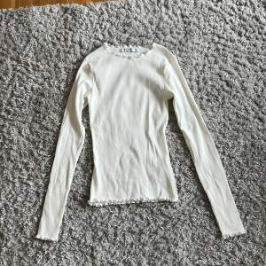 En vit långärmad tröja från NA-KD! Billigt pris! Har aldrig använt den. Storlek Xs 😍🤩