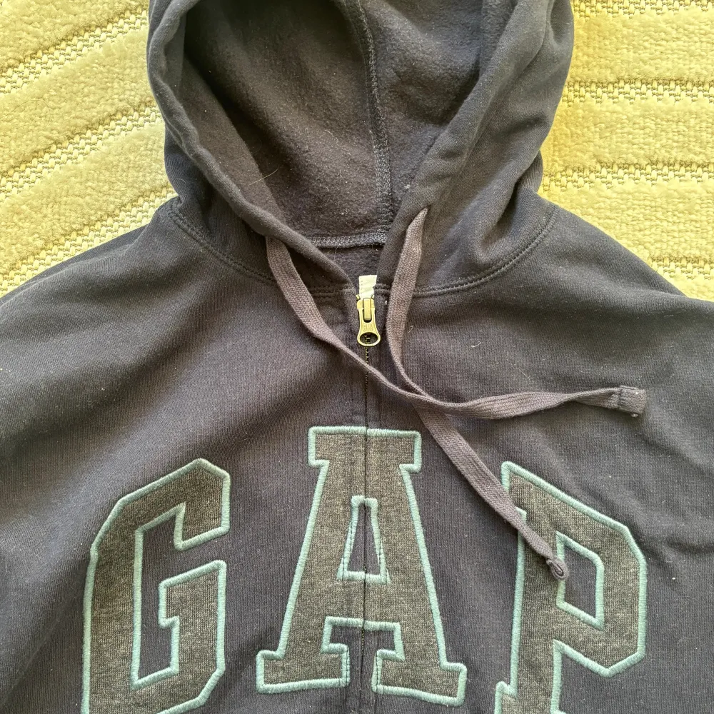 En mörk blå zip som knappt är använd då den är för liten för mig och orkade inte skicka tillbaka.. Hoodies.