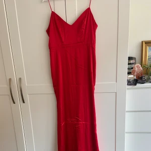 Röd maxiklänning - Röd maxiklänning, perfekt för bal eller bara till sommaren. Köpt på Nelly och helt oanvänd. Passade tyvärr inte mig 💔💕