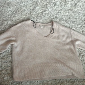 Fin tröja  - En ljus rosa urringad stickad jätte fin tröja den är för stor för mig men är jätte fin 