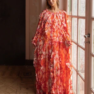 Röd klänning - Sanna Jörnvik Na-KD - Vacker röd långklänning från NAKD i samarbete med Sanna Jörnvik. Använd ett fåtal gånger och är i fint skick. köpt för 899 kr säljs nu för 499kr 