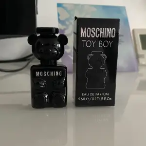 Tja säljer denna moschino toy boy parfym 5 ml