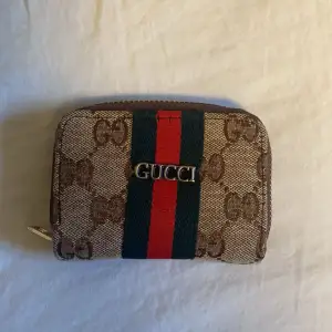 En beige Gucci plånbok som inte används längre. Bra skick. (Inte äkta)