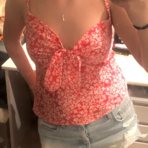 Topp - Super snygg topp, perfekt nu till sommaren😍Toppen är köpt utomlands så vet inte märket!